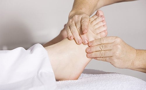 Foot-massage-SCI-treatment-min